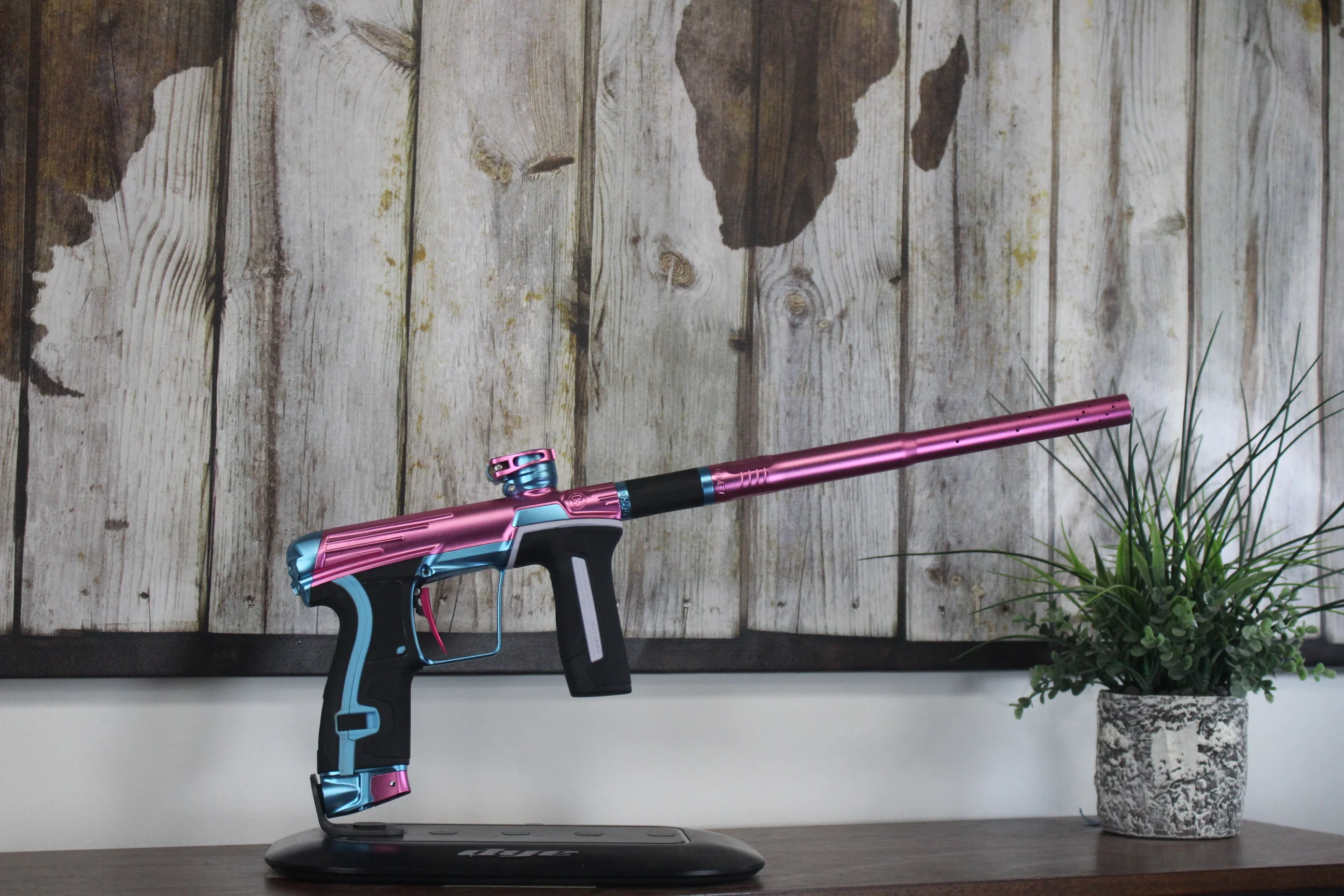 Planet Eclipse Infamous CS2 Pro - Pink/Teal